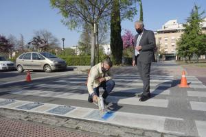 César Díaz y José Antonio Huertas, este lunes, en el inicio de la señalización de los pasos de peatones con pictogramas.