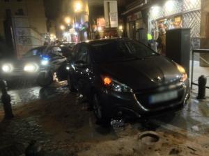 El coche siniestrado en la pilona de calle Elvira.