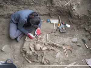 Los trabajos en la fosa de Pinos Genil han dejado al descubierto al menos dos cuerpos.