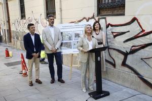 La alcaldesa, con la concejala de Limpieza, el portavoz del gobierno y el responsable de Inagra, en Gran Vía junto a una de las pintadas. 