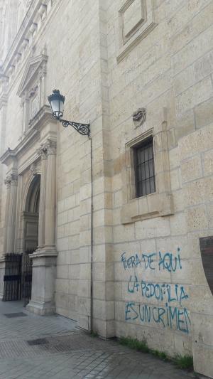 Imagen con las pintadas en el templo.