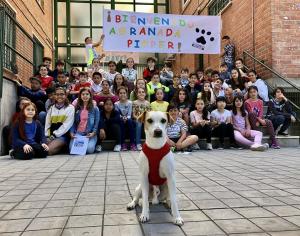 Pipper, frente a alumnado del colegio Genil. 