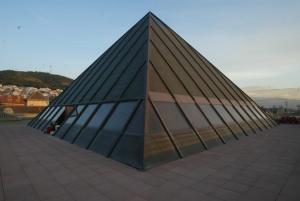 Pirámide del edificio de la Escuela Andaluza de Salud Pública. 