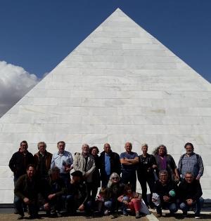 Participantes en la asamblea junto al memorial a las víctimas del franquismo del cementerio de San Rafael, en Málaga.