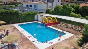 Piscina de Monachil, este verano.