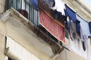 Estado del balcón de una vivienda de Santa Adela.