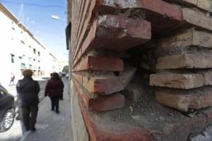 Estado de una fachada en un bloque de Santa Adela.