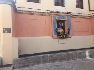 Placa de metacrilato al lado de la pared recién pintada.