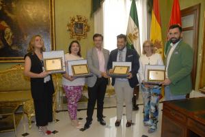 El alcalde en la entrega de placas de reconocimiento al equipo que ha vestido a la Tarasca.