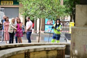 Limpieza en una plaza y fuente del barrio de Doctores. 