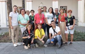 Miembros de la plataforma con representantes de Por Andalucía, el grupo que ha formulado la pregunta.