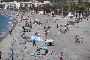 Las playas de La Herradura y Almuñécar se han llenado este Viernes Santo.