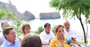 La delegada de Medio Ambiente informa de la Bandera Verde en la playa de La Rijana.