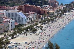 Panorámica de la playa de San Cristóbal de Almuñécar este domingo.