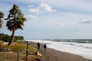 Las fuertes olas provocadas por el temporal han destrozado playas que fueron regeneradas por Costas el pasado verano.