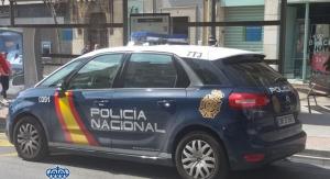 Coche policial por el centro.