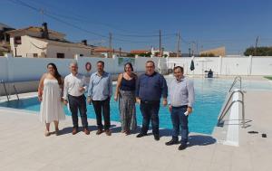 Representantes municipales y de Diputación, en la nueva piscina. 