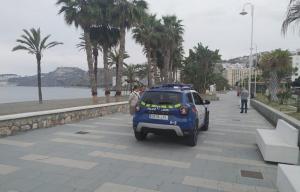 La Policía Local de Almuñécar, en labores de información en el paseo marítimo.
