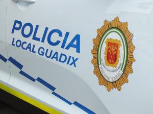 Detalle de un vehículo de la Policía Local de Guadix.