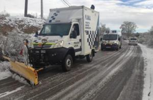 La Policía Local en una imagen de archivo, interviniendo para retirar hielo y nieve de la calzada.