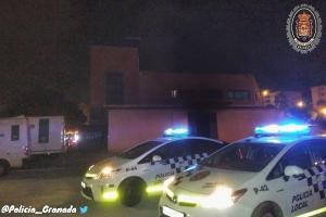 Patrullas de la Policía Local que han intervenido esta madrugada tras registrarse el incendio.