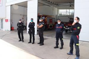 Policías locales y bomberos de Almuñécar.