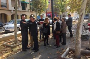 Concejales hablan con vecinos en la plaza. 