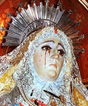 Virgen de las Lágrimas, con pequeñas raspaduras hechas días después del 13 de mayo de 1982 para analizar la naturaleza de los chorreones.