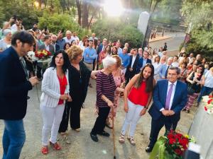 Ofrenda floral ante el monolito a Lorca y a todas las víctimas de la Guerra Civil, en el Parque de Alfacar.