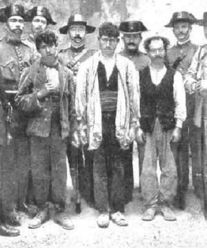 Francisco Utrera Gómez (14 años), condenado a 18 años de reclusión; Marcos Utrera Cortés (26), ejecutado; y Juan Utrera Cortés (37), ejecutado. Posan con los guardias civiles que les condujeron hasta Granada. 