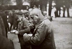 Presos políticos con la cabeza rapada en el campo de concentración de San Pedro Cardeña, en 1941. 