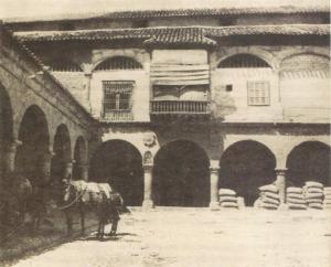 Alhóndiga de Granos, entre calle Alhóndiga y Mesones. En sus alrededores tuvieron sede la mayoría de mesones entre el XVI y el XX.
