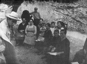 Clases a adultos de una cortijada de la zona de Algarinejo, en 1962.