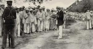 Campo de prisioneros españoles vigilado por soldados yanquis, en agosto de 1898.