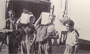 Repartidores de barras de hielo en Sevilla, 1912. 