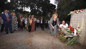 Ofrensa floral ante el monolito en el Parque Federico García Lorca de Alfacar.