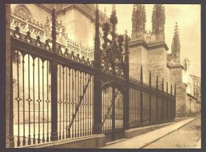 En 1929 fueron colocadas las rejas acotando el atrio de la Capilla Real. Era el símbolo de la potencia del hierro fundido en Granada. 