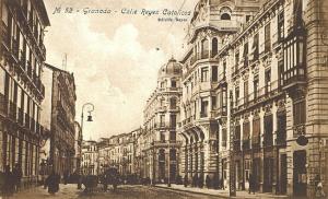 Edificio que derrumbó Telefónica en 1927 (primero por la derecha) para construir su primera central en Granada. 