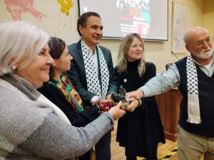 De izquierda a derecha, Carmen Caballos, Belén Haboob, Aly Tawfik, Amaranta Cano y Paco Vigueras. Amaranta Cano, con los premiados, y Carmen Caballos y Paco Vigueras.