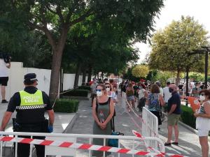 Las colas se prolongaron durante varias horas.