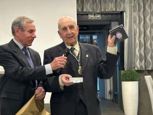 El Gerente de los Ingenieros granadinos, Manuel Gómez Pastor, entrega un reloj de recuerdo para la extensísima colección de Miguel.