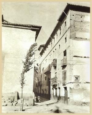 Edificio principal del Palacio de Cetti Meriem, con portada renacentista añadida en el XVI, ya partido para hacer la Gran Vía (1900). Enfrente, esquina del convento del Ángel Custodio. 