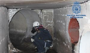 Uno de los agentes, en la galería subterránea. 