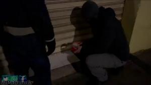 Momento del precintado de uno de los locales. 