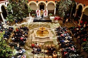 Pregón en el patio del Ayuntamiento de Granada.