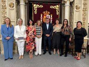 Montilla y Remedios Sánchez, a la izquierda, posan junto a las premiadas.