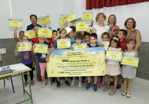 El grupo de escolares posa con su premio. 