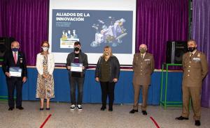 Entrega del premio al alumno ganador. 