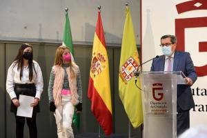 Las dos ganadoras, junto al presidente de la Diputación, en el acto celebrado este jueves.