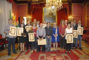 Los premiados muestran sus diplomas.